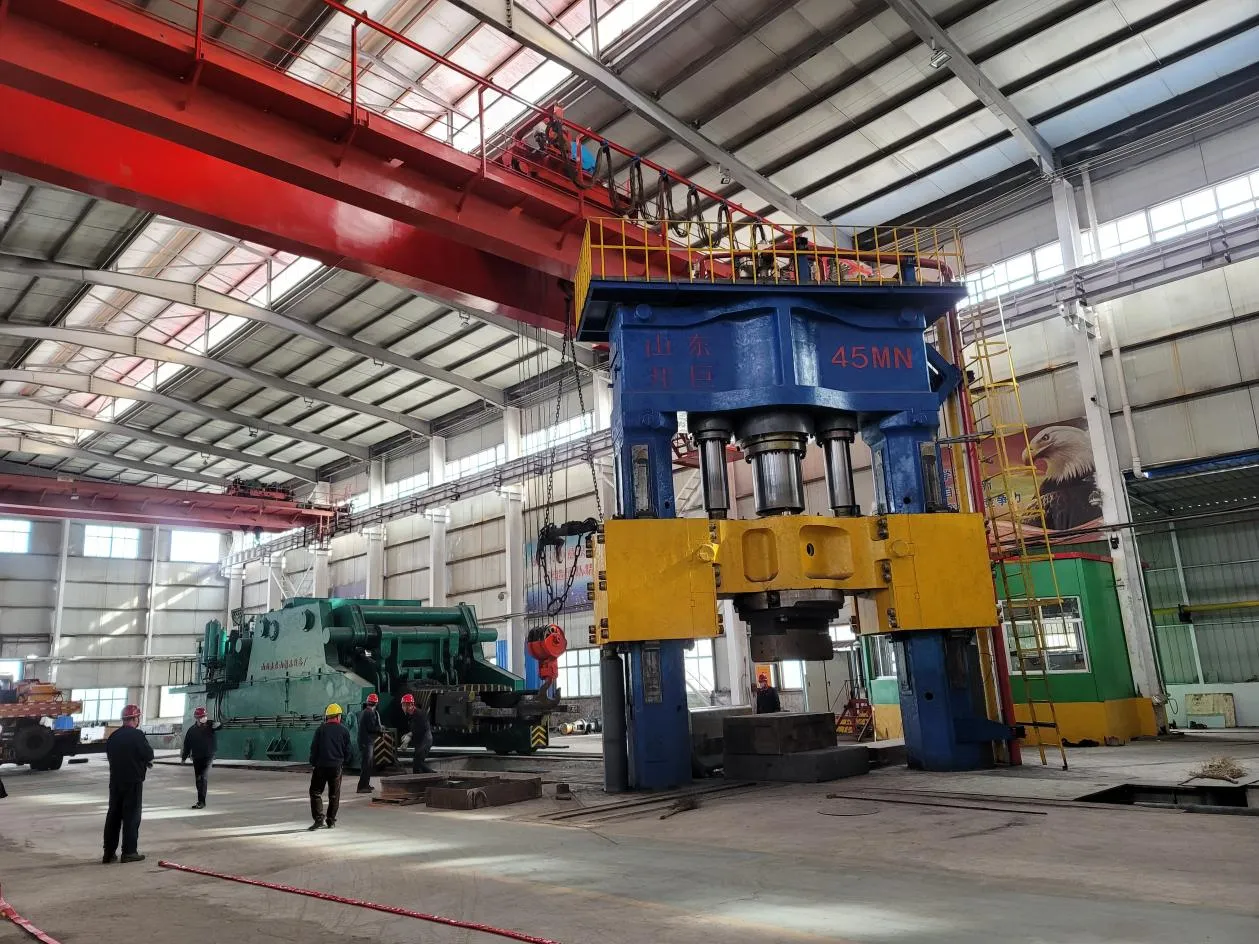 Работа 4500-тонного гидравлического пресса крупногабаритные открытые штамповки111